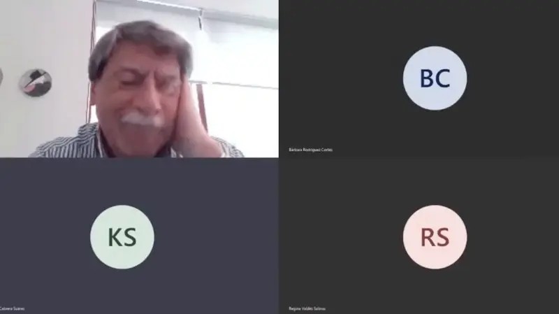 Alumnos consuelan a maestro que se entristece por tener problemas con la clase en linea