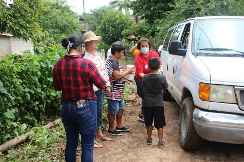 Entrega DIF Bahía mil 200 porciones de alimento preparado en El Colomo