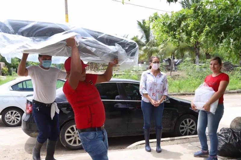 Entrega DIF Bahía apoyo a afectados por “Hernan”