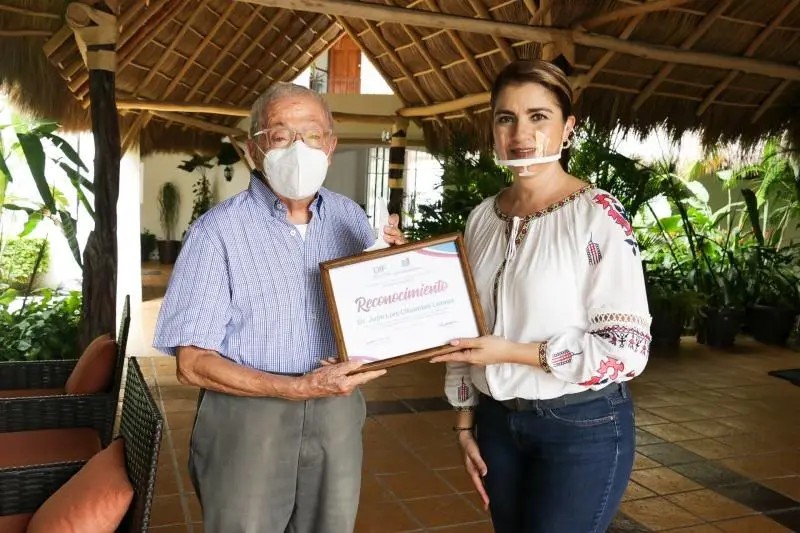 Reconoce DIF Vallarta al Dr. Juan Luis Cifuentes Lemus