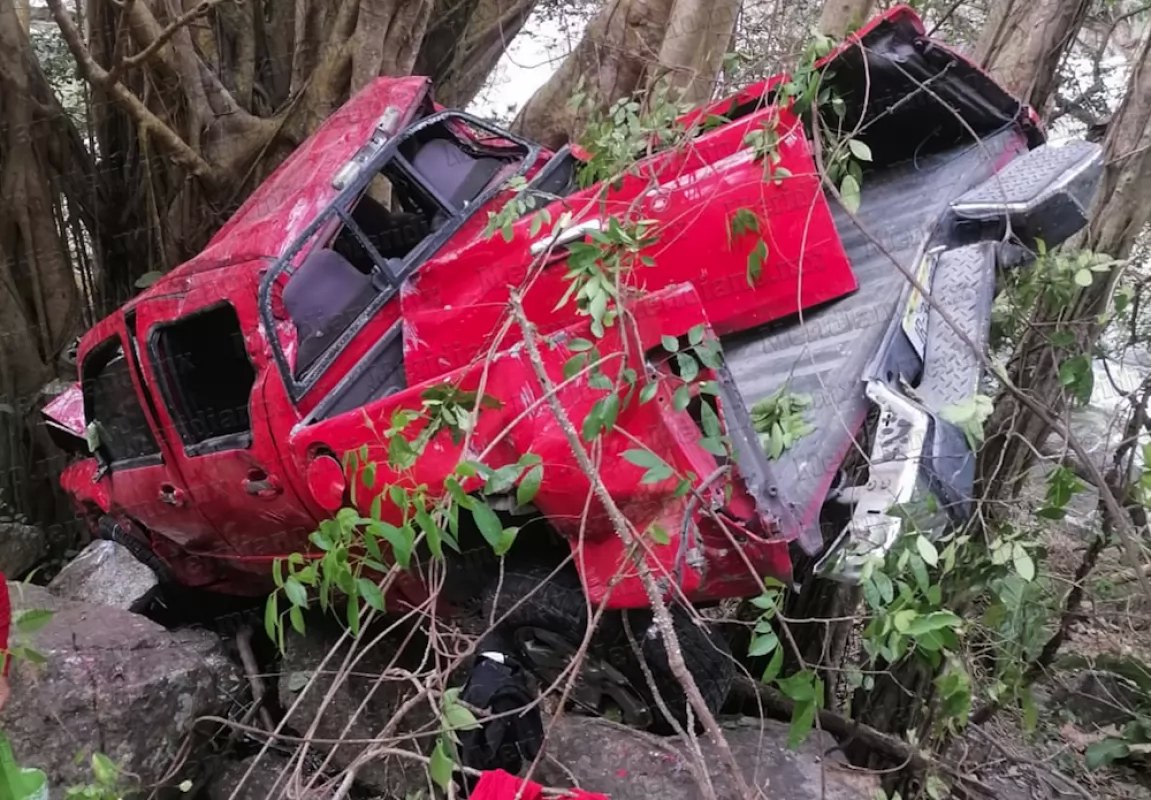 ¡rescatan a dos tras caer barranco!