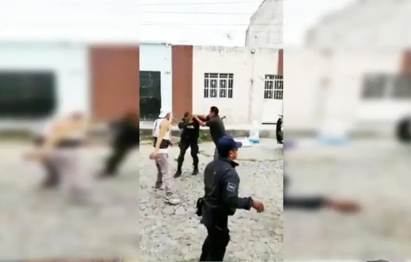 Tepic. Borrachos intimidan y someten a dos policías municipales