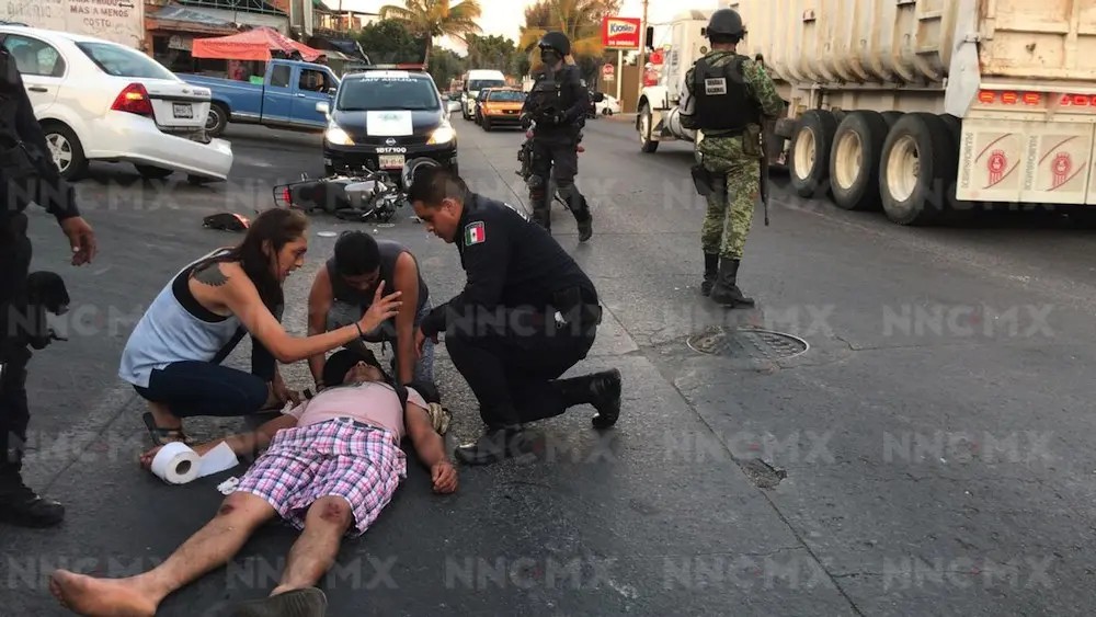 Tepic: Aparatoso accidente en la avenida Zapopan deja a motociclista herido