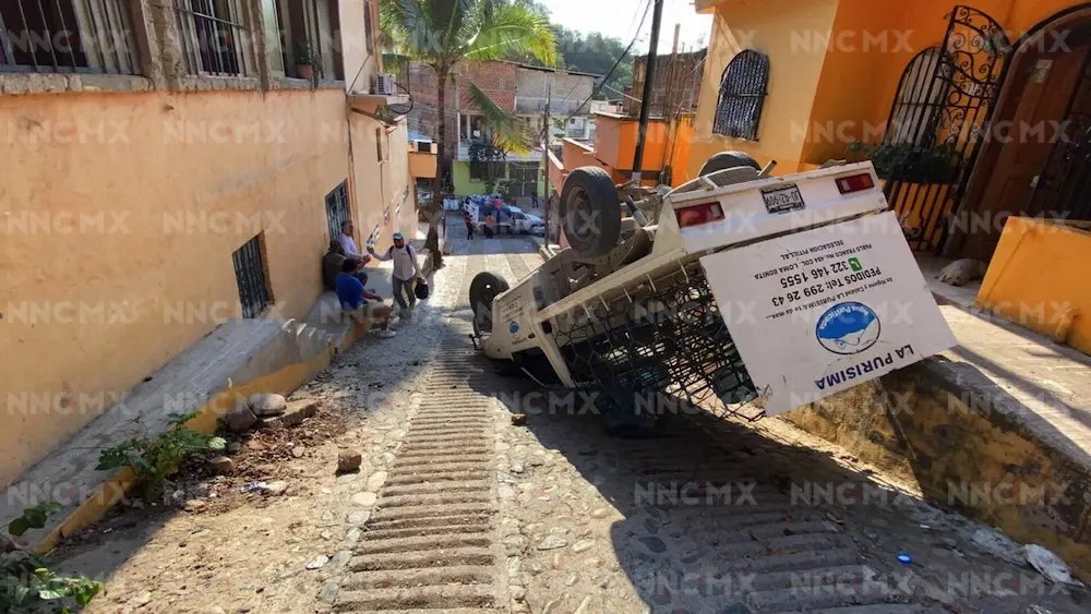 Puerto Vallarta: Vuelca camioneta repartidora de agua en la Benito Juárez