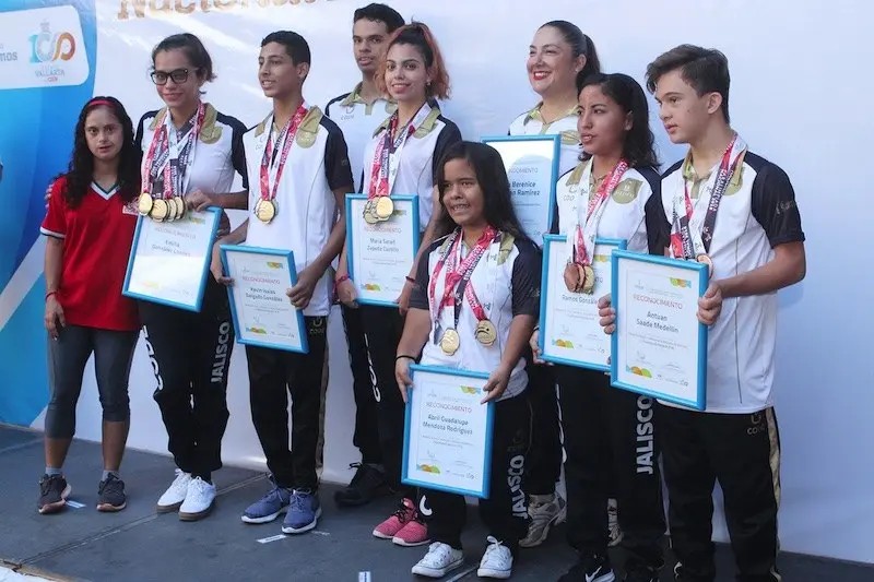 Entregan Becas a Niños y Jóvenes Deportistas
