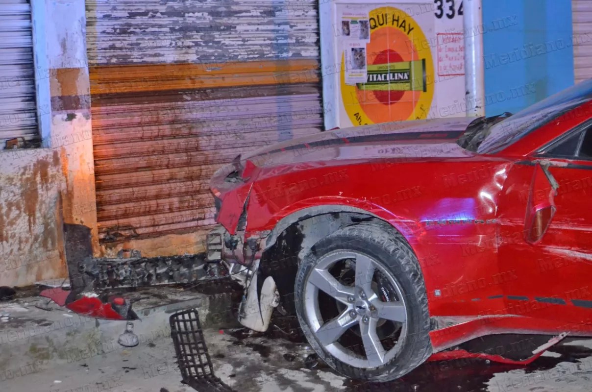 Roba, huye y destroza auto