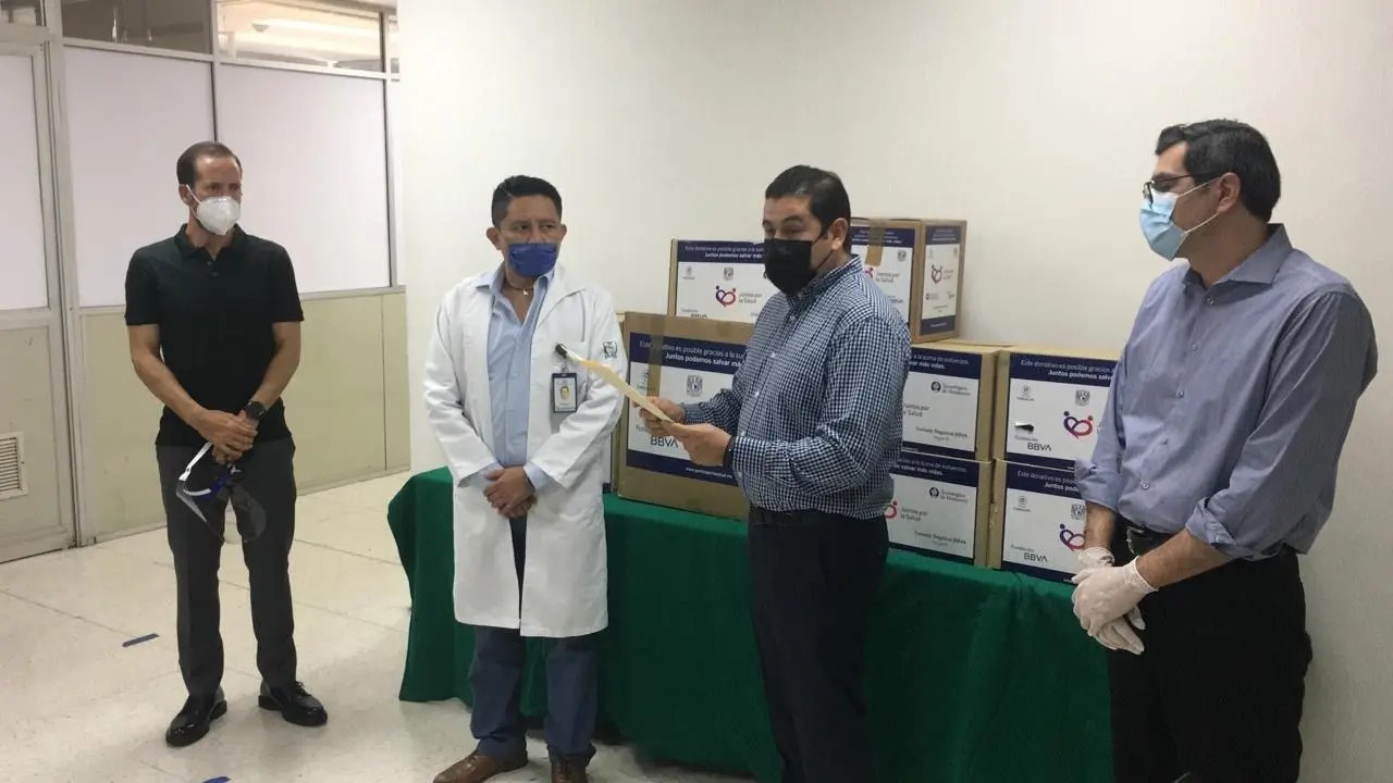 COVID-19. \"Juntos por la Salud\" entrega 3 mil 167 kits al personal del IMSS Nayarit