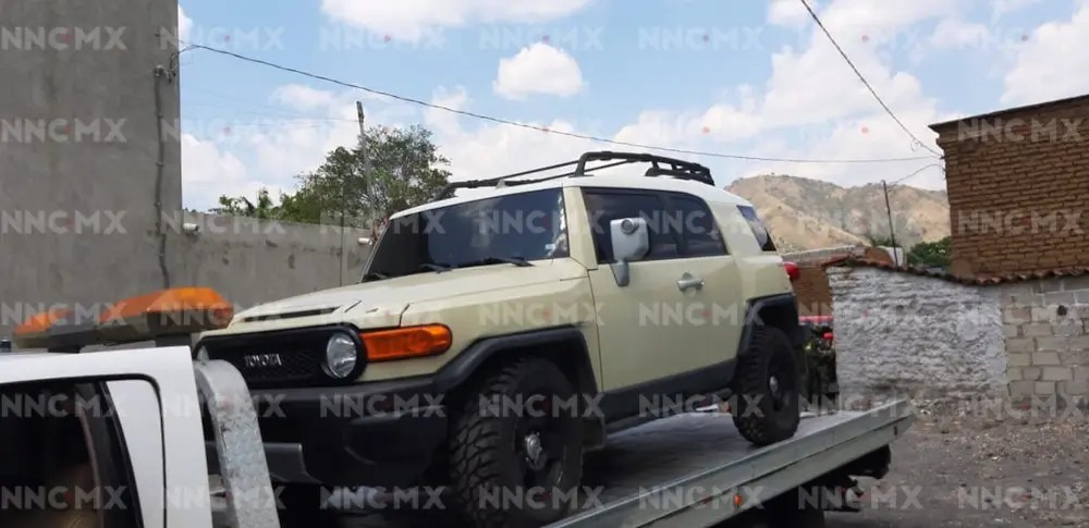 Tropas del ejército mexicano aseguran bodega con vehículos robados en el municipio de Jala