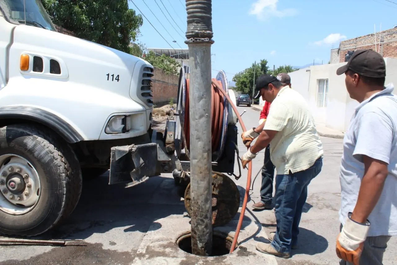 Tepic. Realiza SIAPA labores de desazolve para evitar inundaciones en colector Zapopan