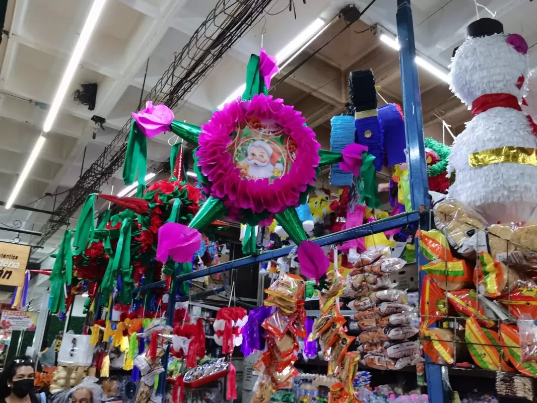 Inundan piñatas navideñas los mercados de Tepic