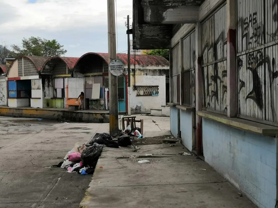 Tepic. Solicitan solución al problema de basura en el Mercado Z Larios