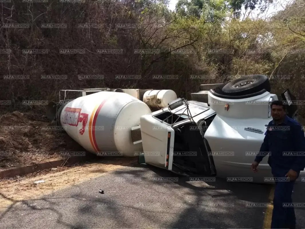 Volcadura en la carretera tepic-aguamilpa