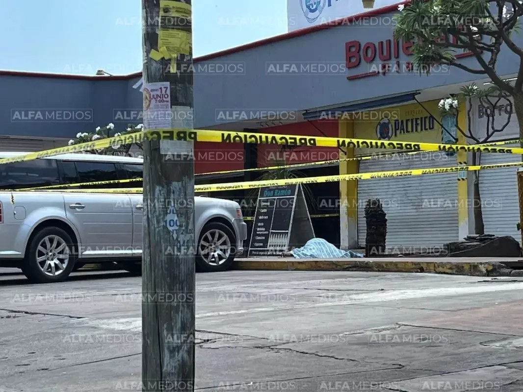 Asesinan a un hombre en una plaza de xalisco
