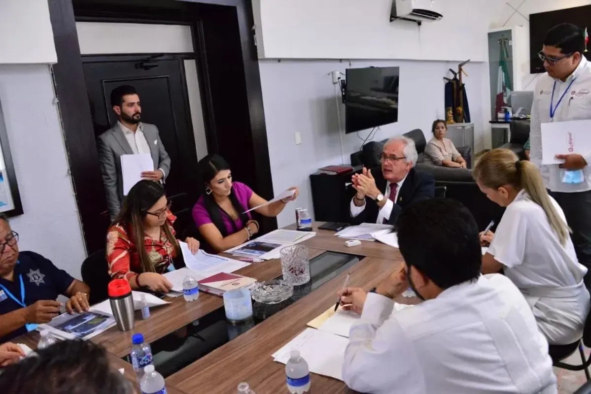 Permisos de transporte público para los verdaderos choferes y en base a escalafón: Juan Echeagaray