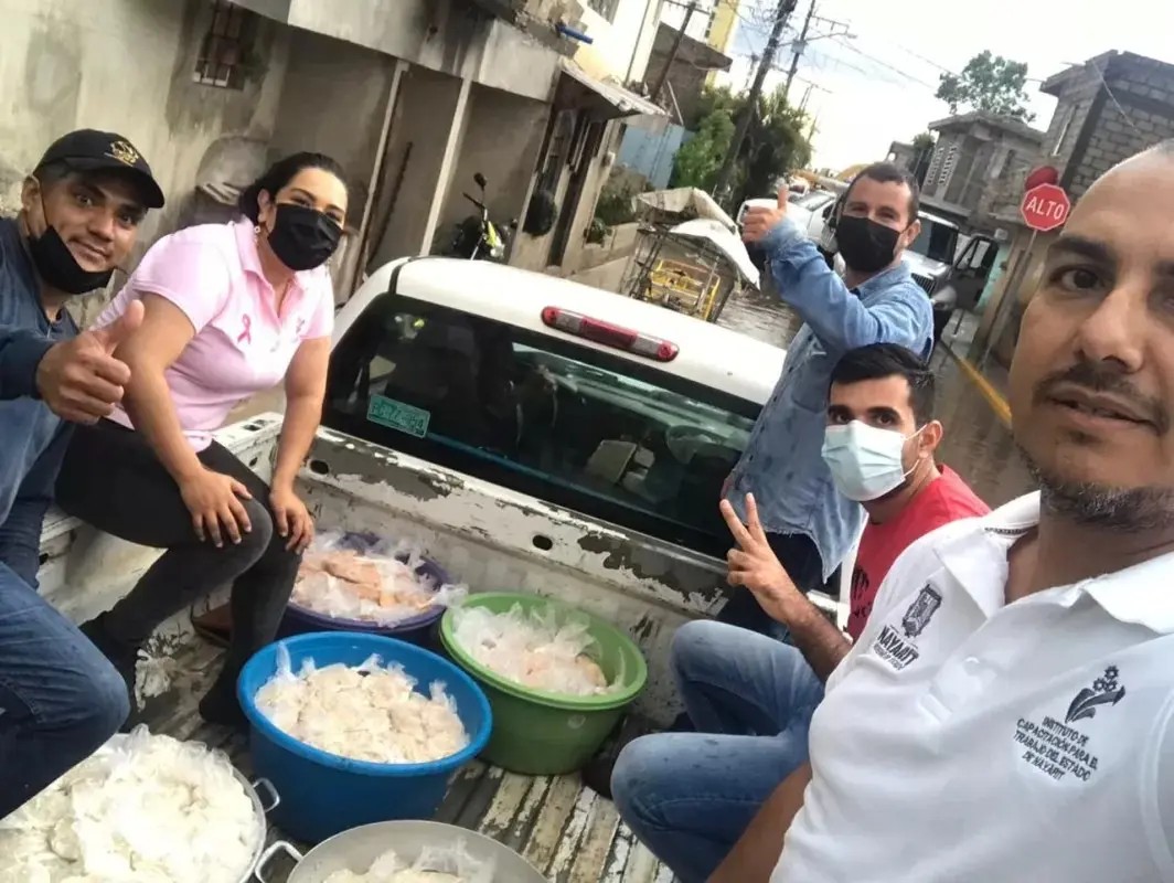 Familia afectadas por lluvias extraordinarias reciben alimento recién hecho de parte de ICATEN