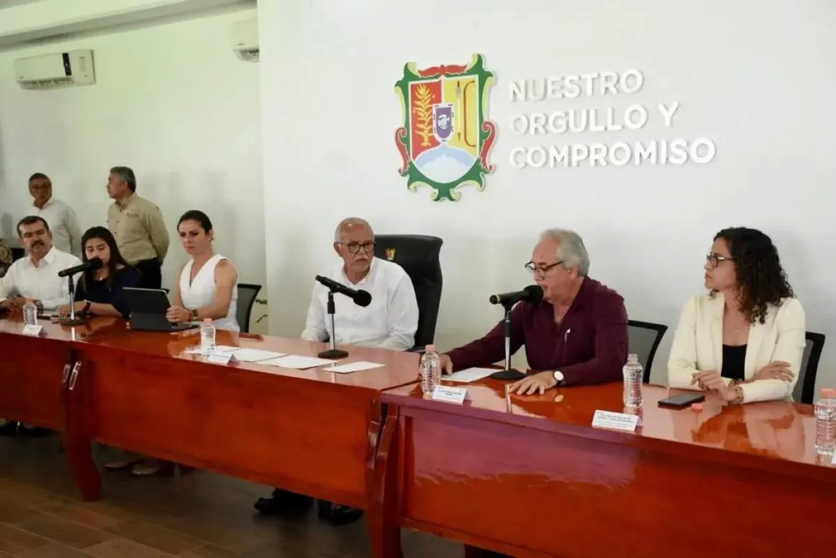 Navarro Quintero hizo entrega de 35 millones de pesos a la UAN