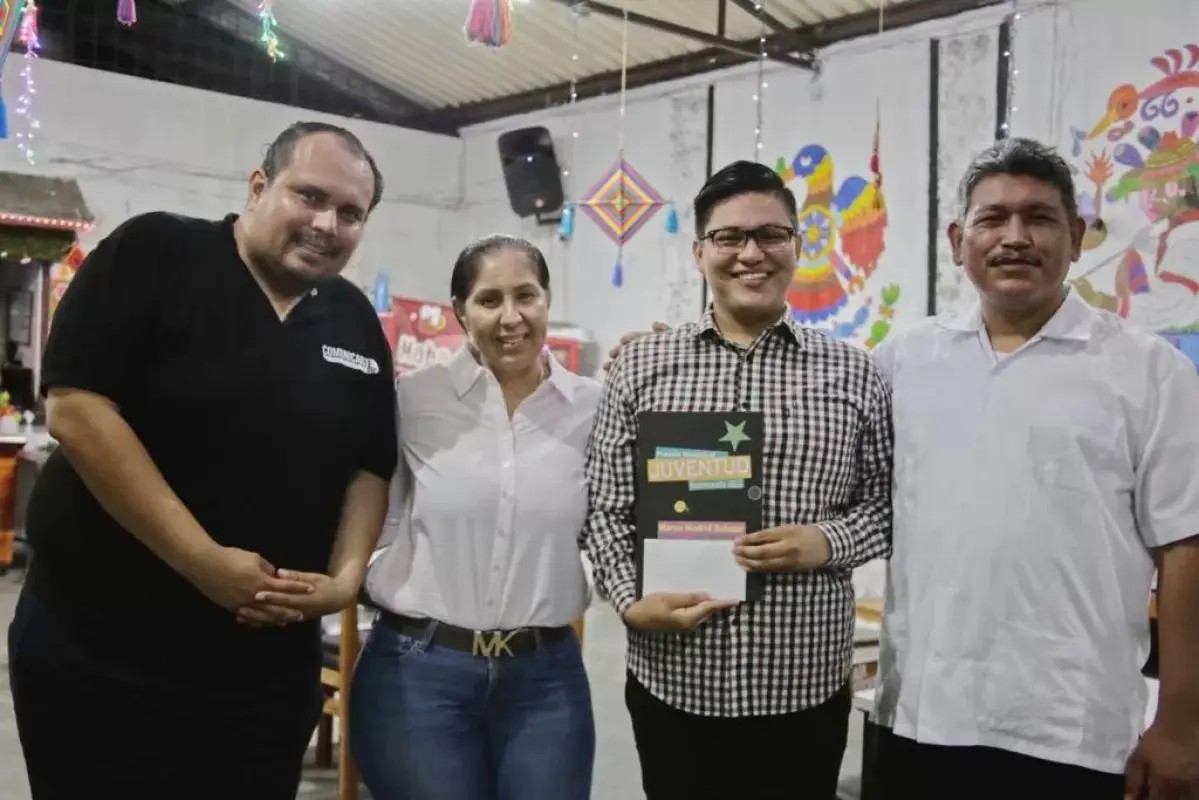 Rosa Rendon y Fugio Ortiz entregaron el Premio Municipal de la Juventud Rosamorada 2022
