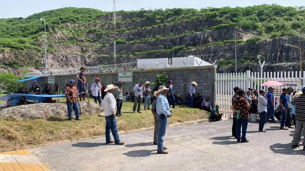 Bloquean acceso a la presa el Cajón; Policías estatales llegaron al lugar