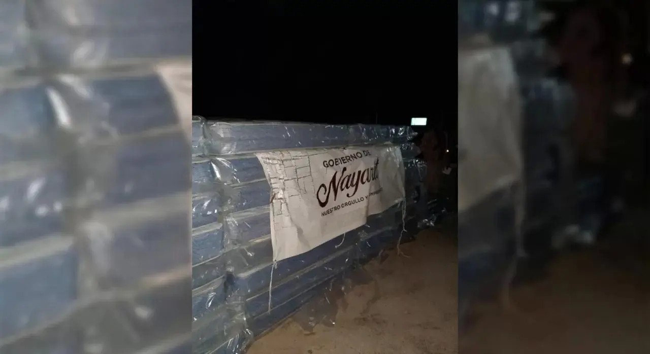 Llegan a Tecuala los primeros colchones para afectados del huracán Roslyn