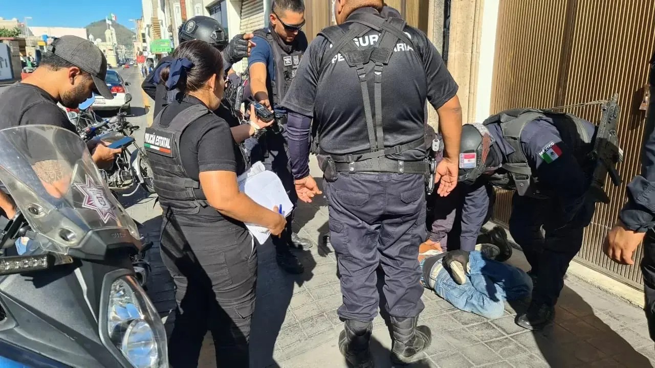Sujeto golpea a pareja de jovenes y toca manera lasciva a la mujer