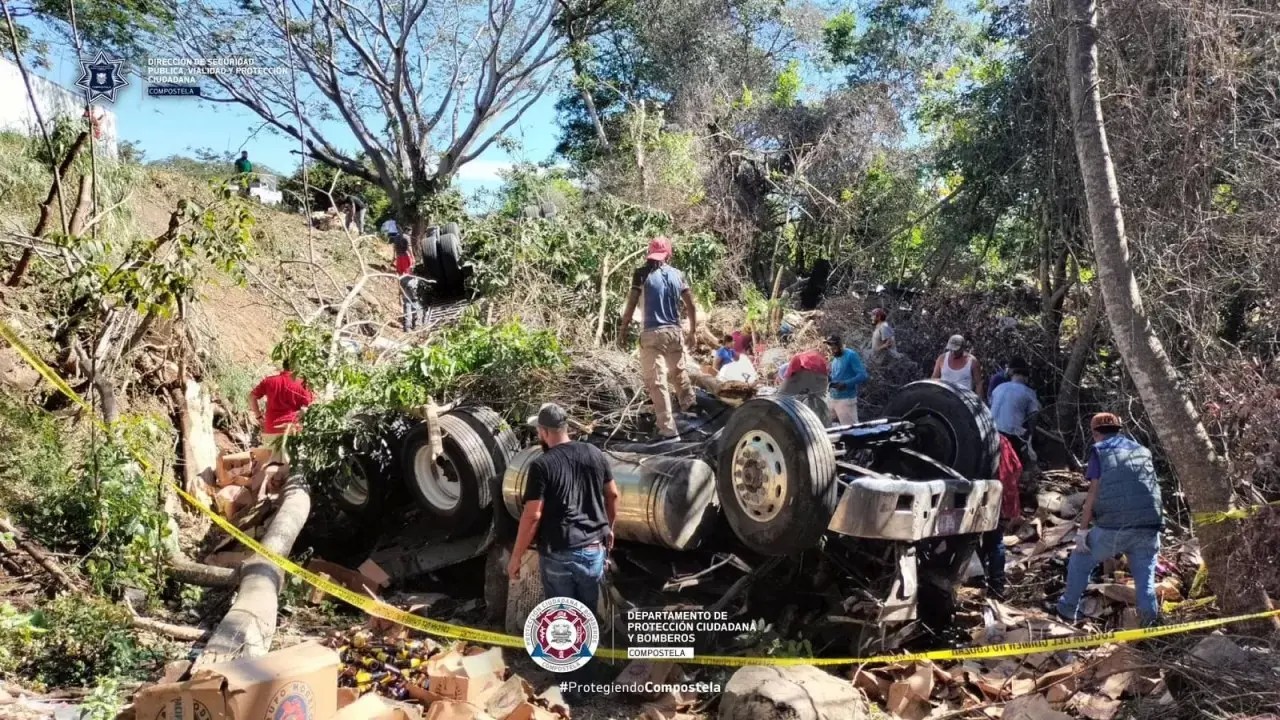 Trailero pierde la vida al volcar en un barranco