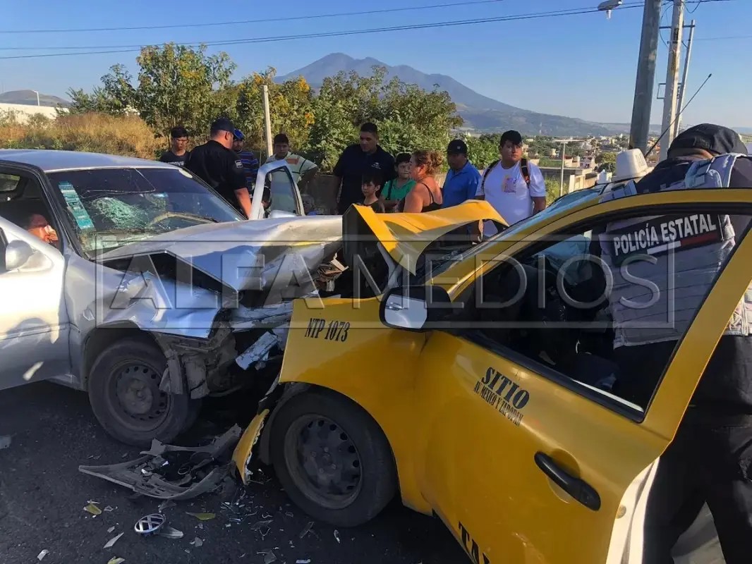 Dos vehículos se pegan de frente en boulevard agumilpa