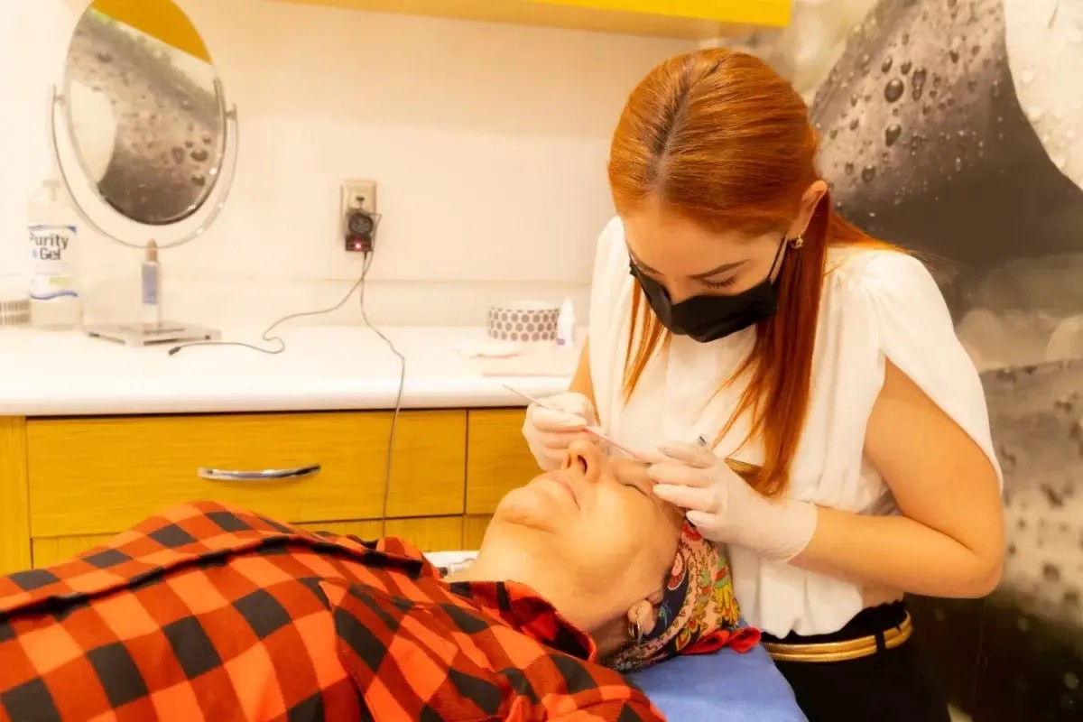 Ofrece DIF Nayarit micropigmentación de cejas gratis a sobrevivientes de cáncer