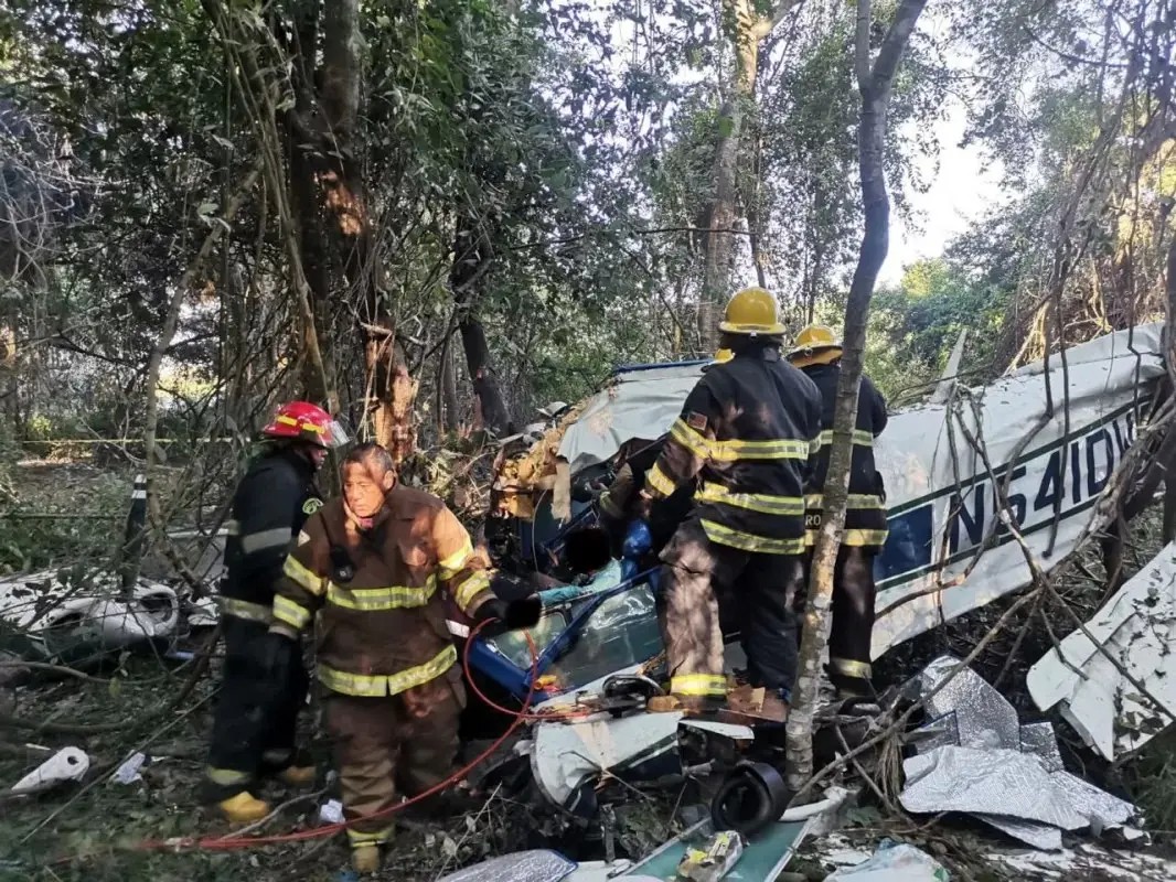 Cae avioneta en Puerto Vallarta; sobreviven sus tripulantes