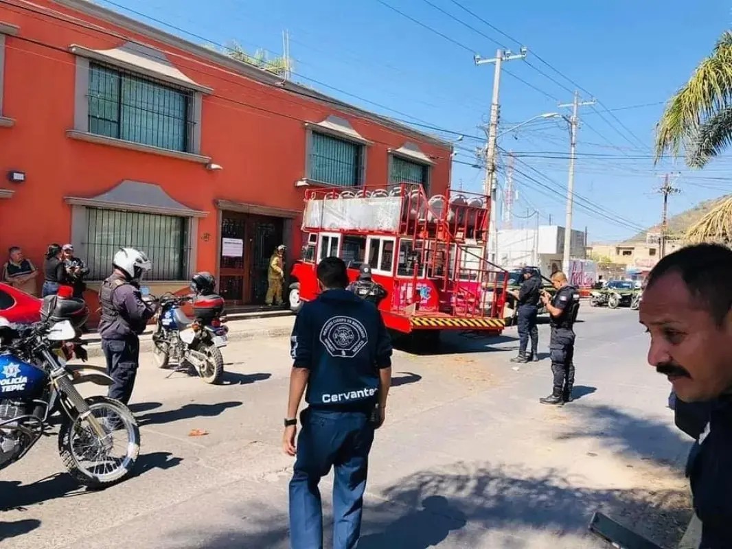 Impacta turibus en casa de Ney González