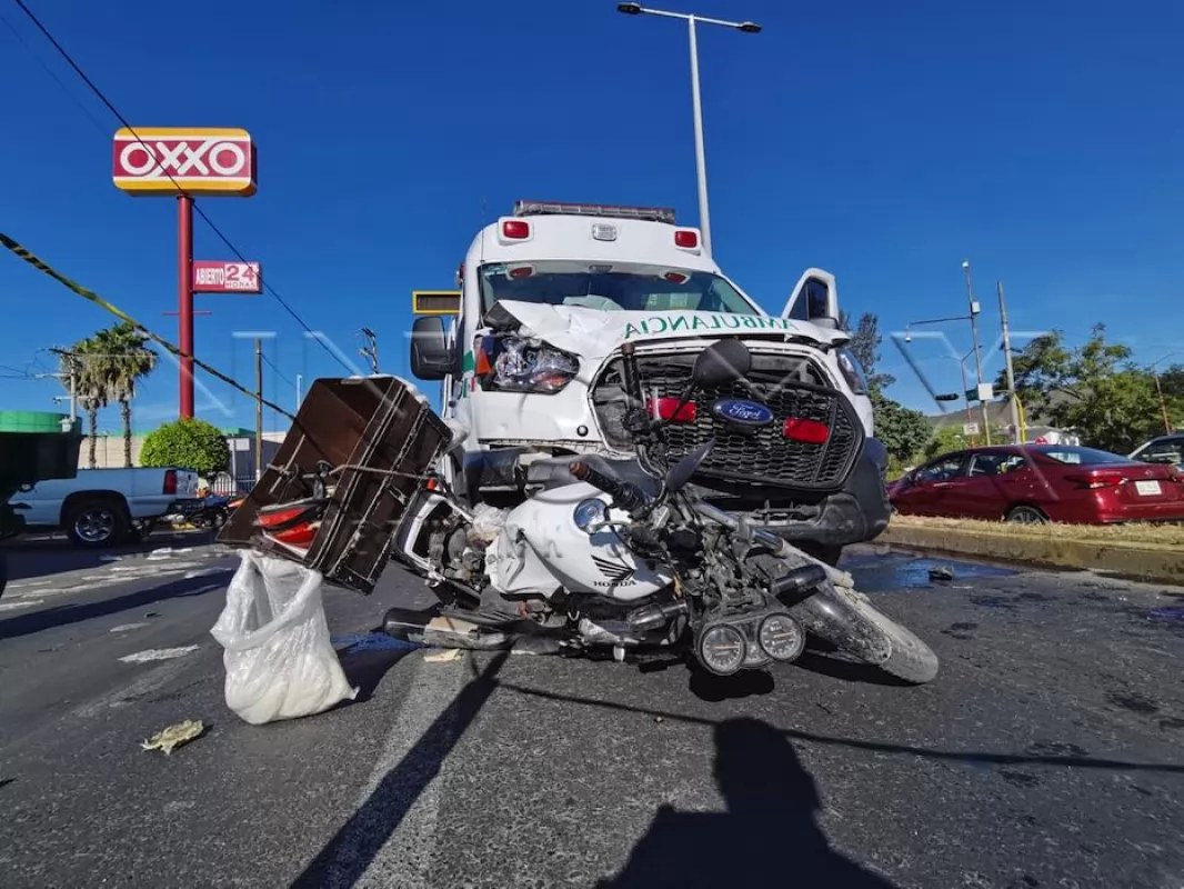 Ambulancia del IMSS atropella a motociclista
