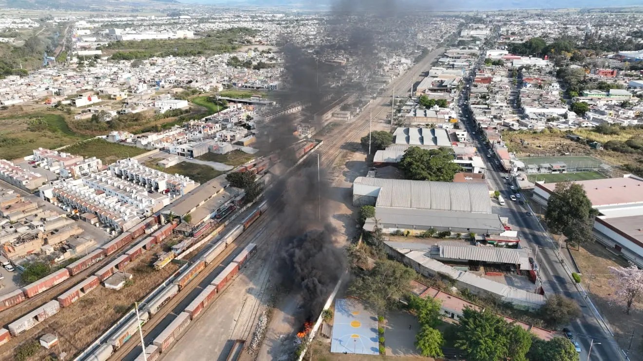 Se incendian vías del tren en Tepic