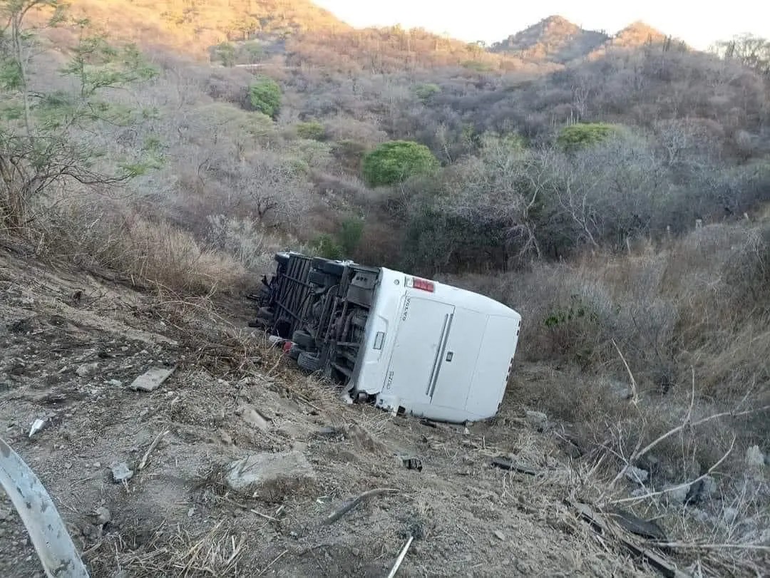 Cae autobús a barranco en la carretera Guadalajara - Tepic