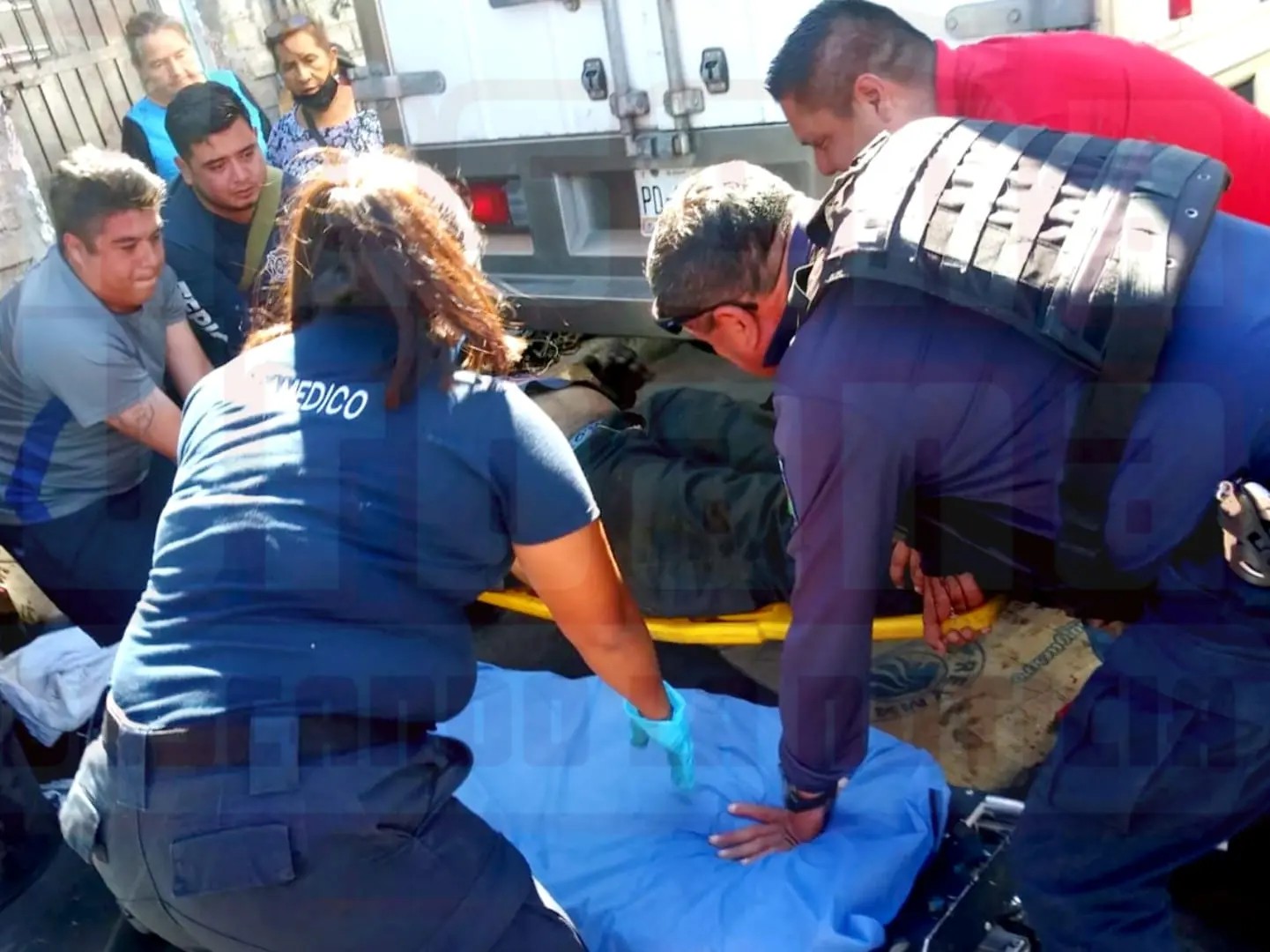 Cae camioneta encima de mecánico