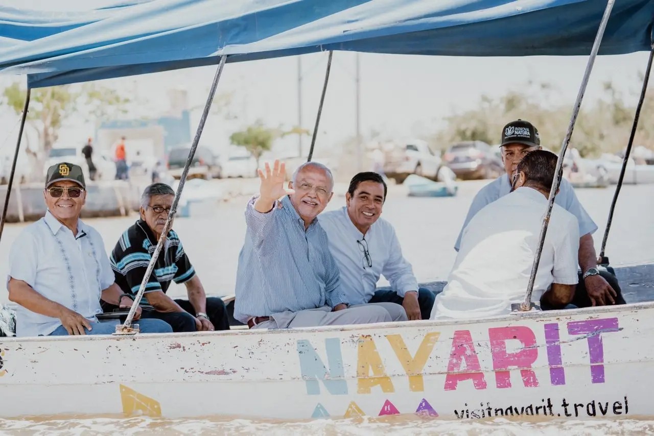 Entrega Navarro Quintero 25 embarcaciones en Santiago Ixcuintla