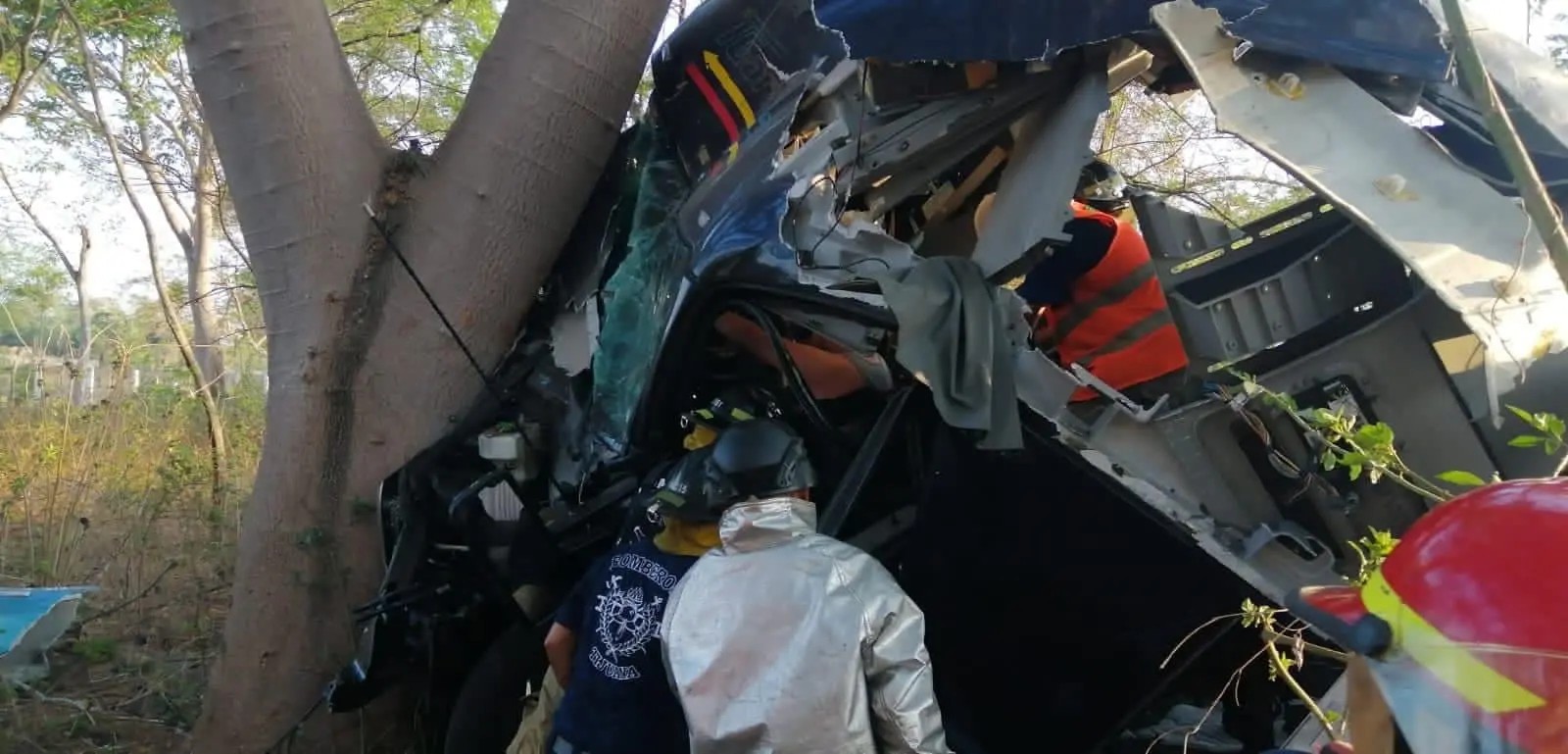 Rescatan bomberos a persona prensada en autopista Tepic-Villa Unión