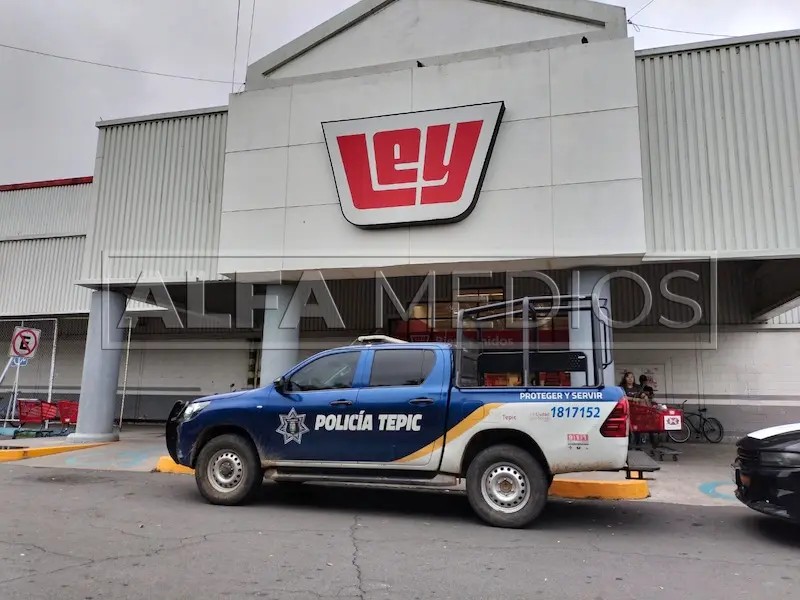 Es detenida mujer por robar en Ley Mololoa