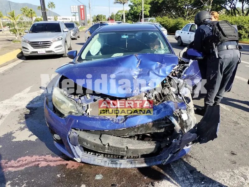 Choca agente de investigación criminal frente a Forum Tepic