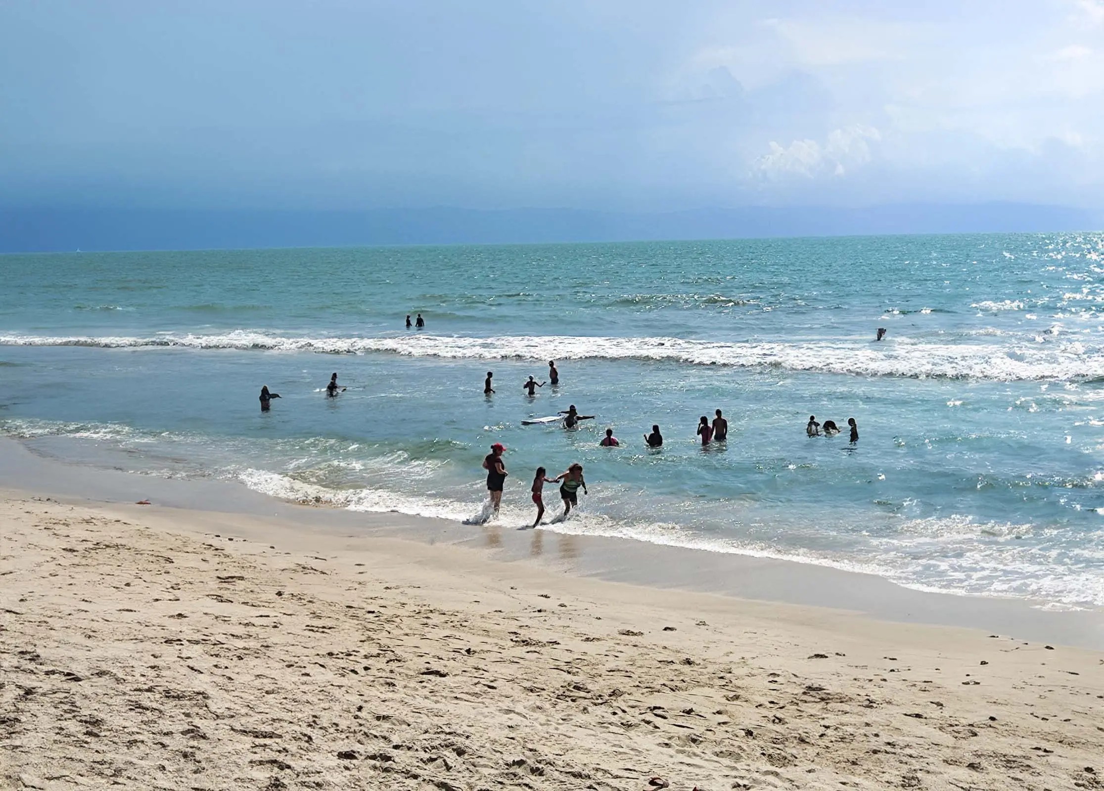 Rescatan a hombre de ahogarse en playa de Nayarit