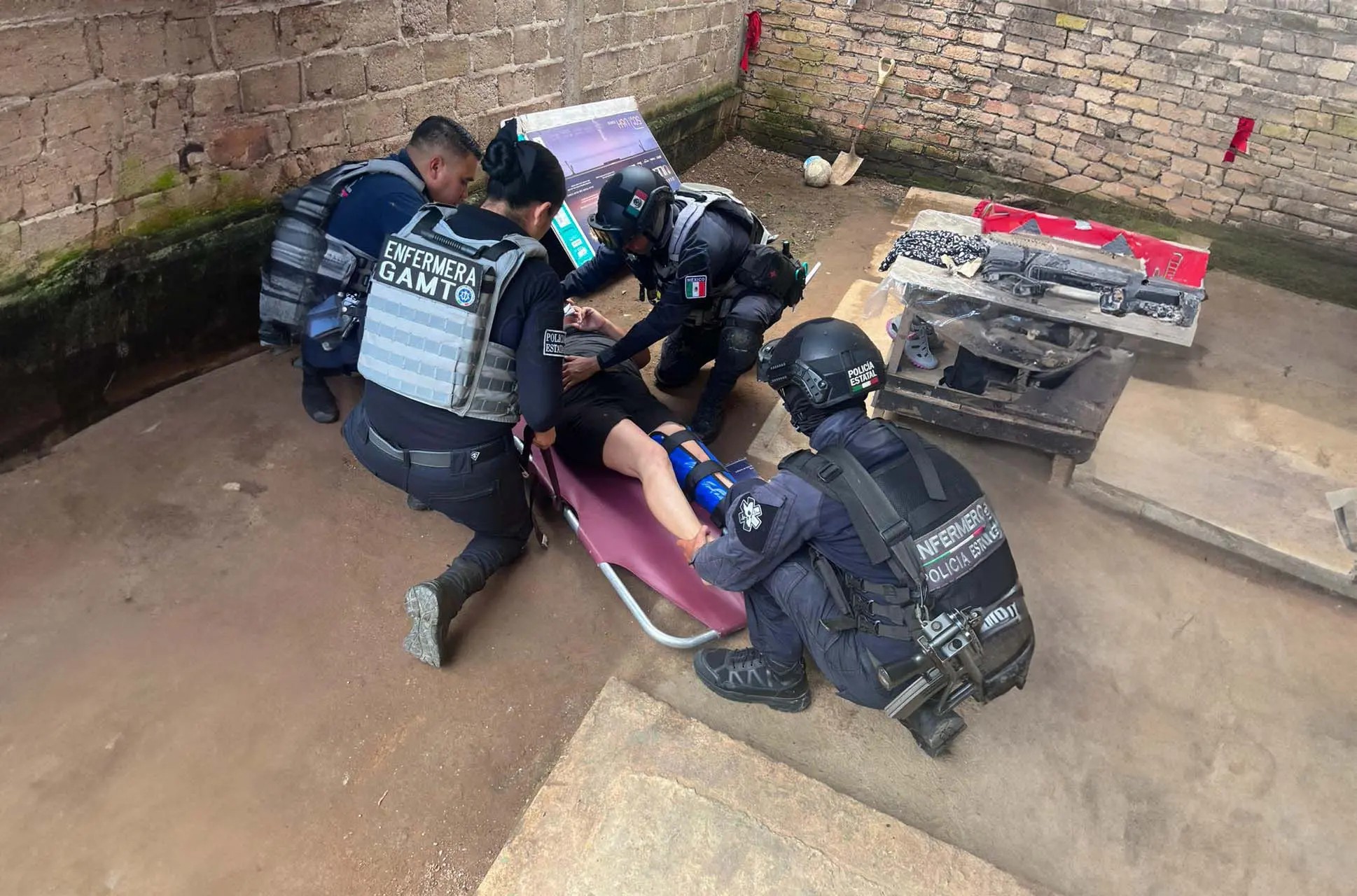 Atención médica oportuna de la SSPC a mujer después de caída en escaleras