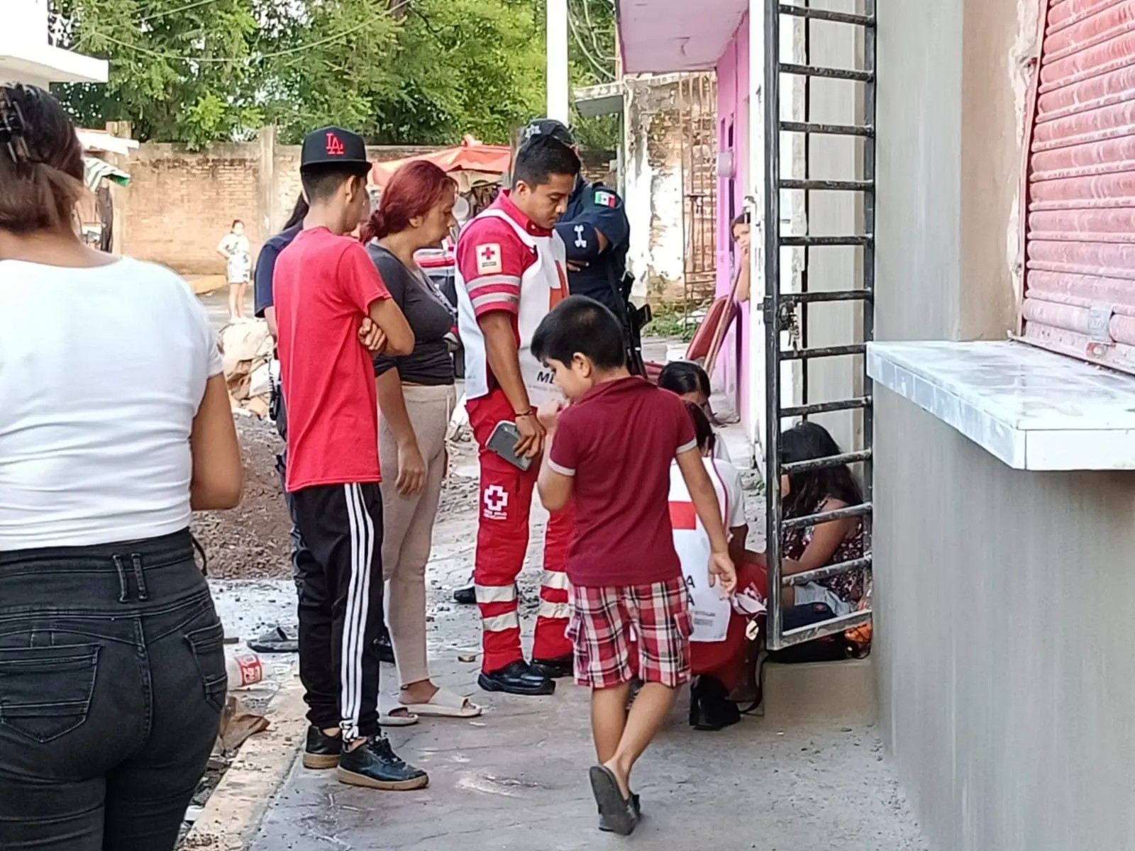 Cae niña de la azotea mientras jugaba