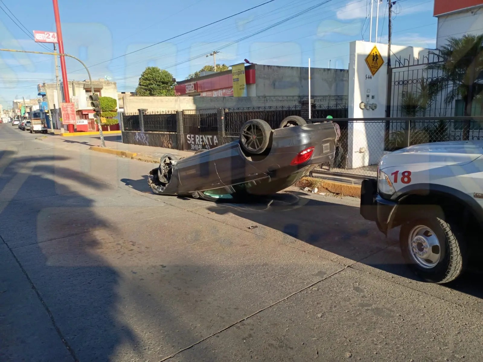 Trabajadora de gobierno del estado es detenida alcoholizada; volcó su Mercedes Benz