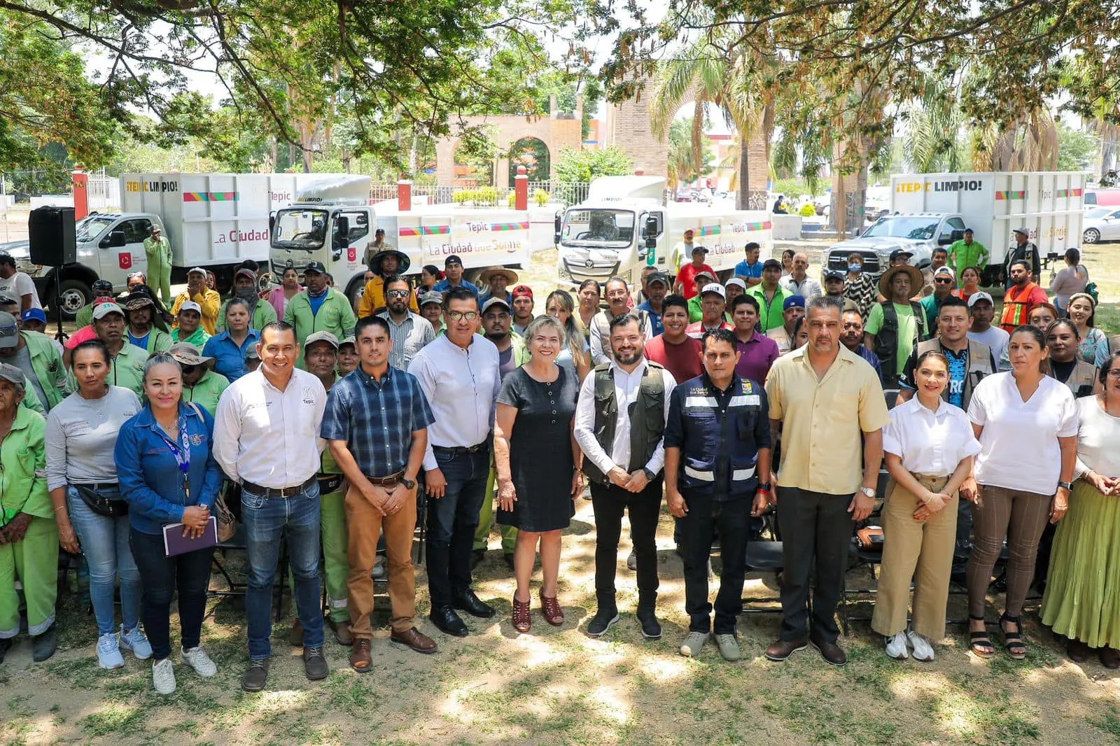 Entrega presidenta de Tepic nuevos camiones de limpieza