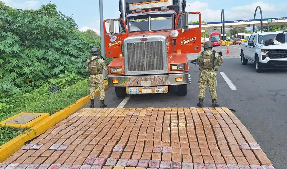 Aseguran 400 kgs de envoltorios de supuesta droga en carreteras de Tepic