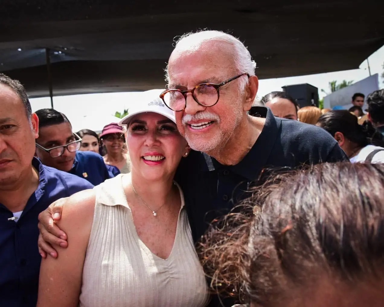 Entrega Navarro Quintero escrituras a habitantes del fraccionamiento Villas Miramar