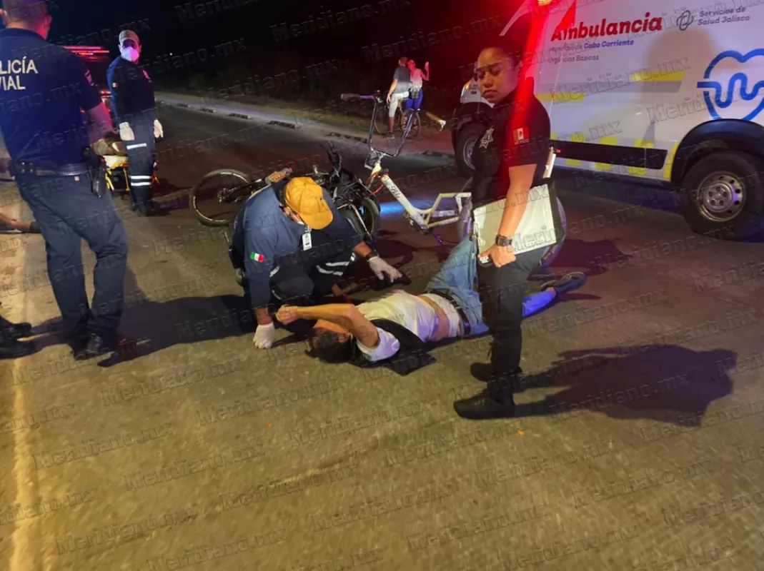 ¡moto atropella a padre e hijo!