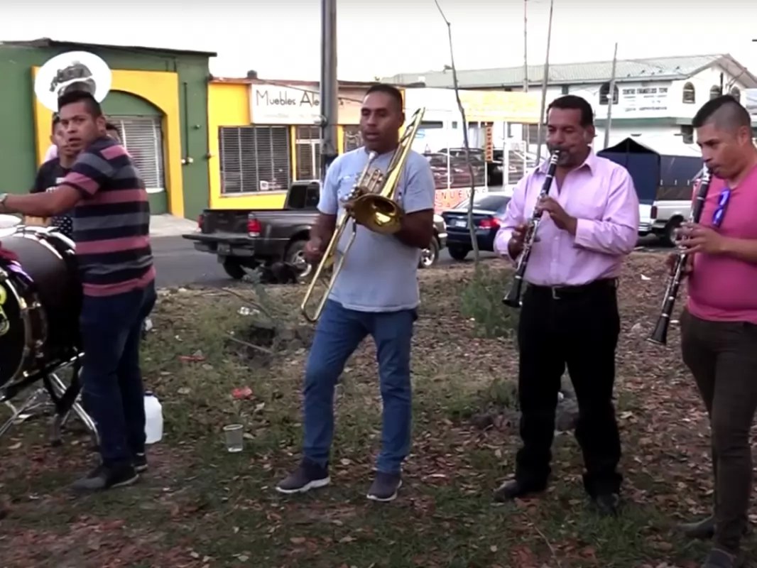 \"Aprendimos el oficio por necesidad\": Así es la vida de un músico de banda en Nayarit