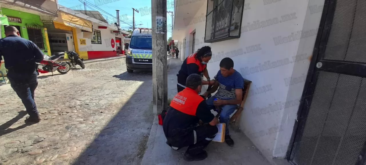 ¡atienden a convulsivo en el centro de el pitillal!