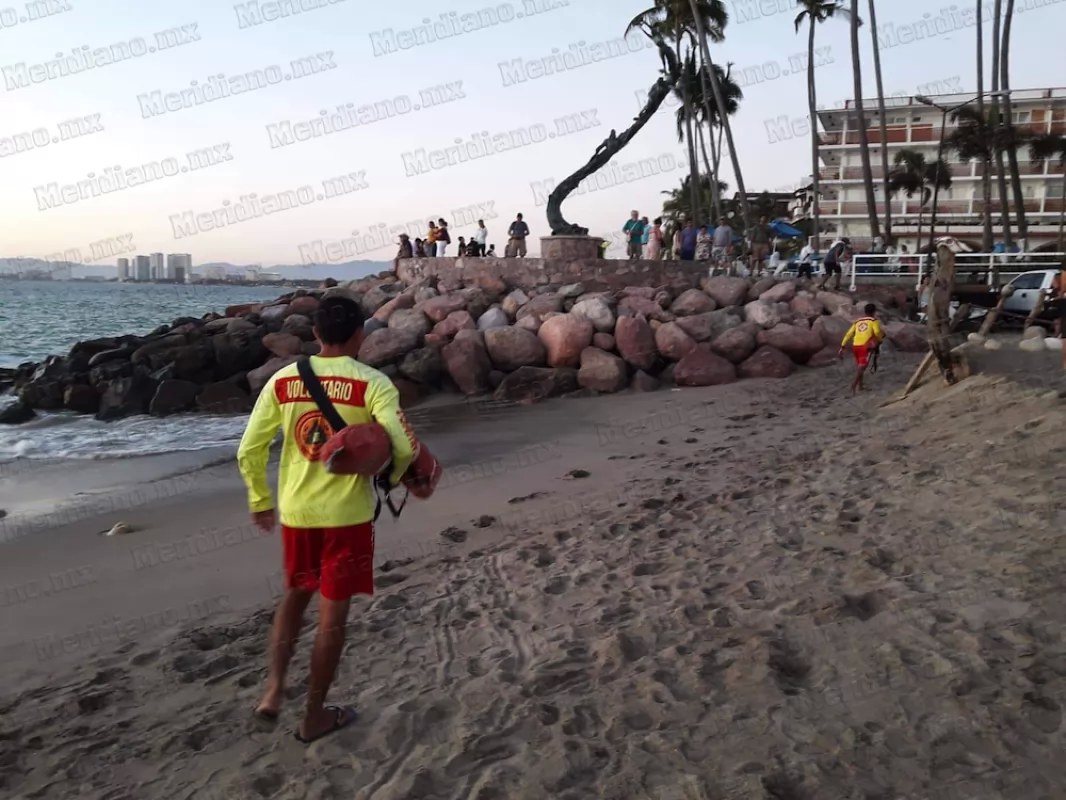 ¡salvaron a un tapatío en playa los muertos!
