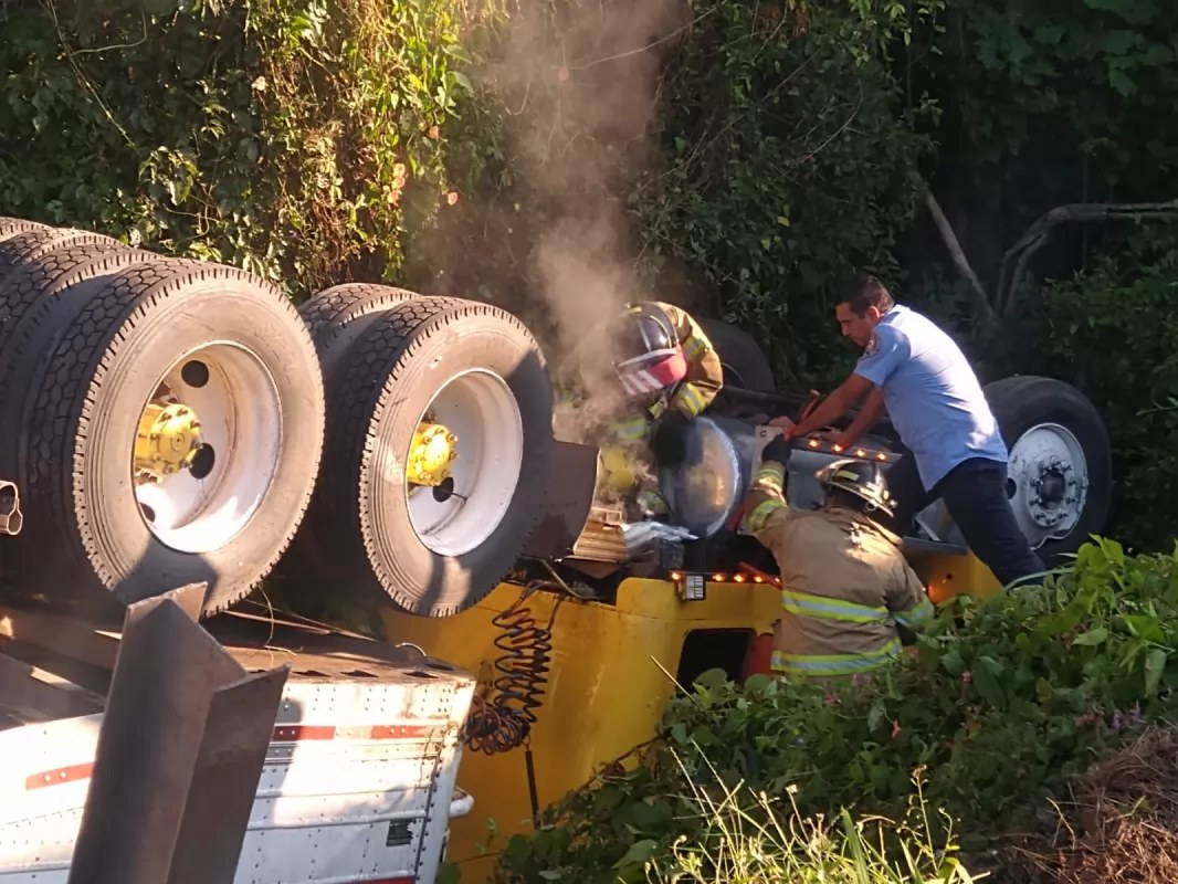 Conductor de trailer se queda dormido y provoca accidente