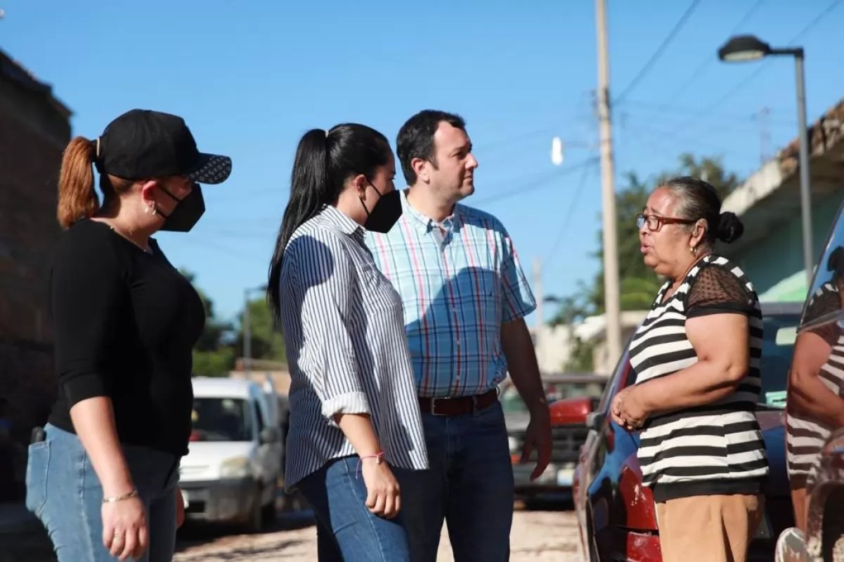 Entregan legisladores apoyos a damnificados de Tecuala